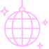 Boule à facettes rose brillante suspendue avec des étincelles, créant une ambiance festive de soirée disco.